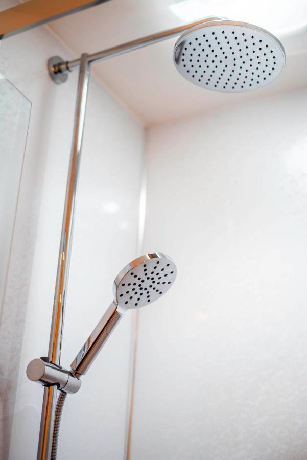 The Chaucer - Modern 3 Bed Home With Parking Close To City Centre كانتربيري المظهر الخارجي الصورة