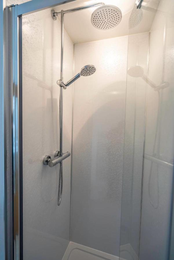 The Chaucer - Modern 3 Bed Home With Parking Close To City Centre كانتربيري المظهر الخارجي الصورة